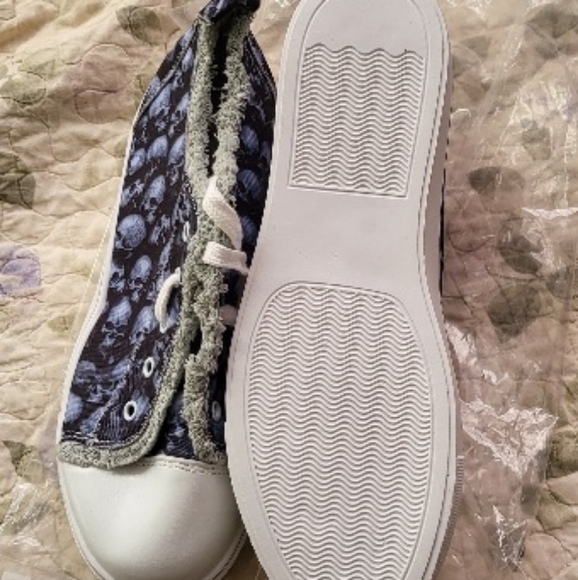 Skull and crossbones lace-up sneakers - Picture 4 of 4